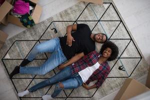 Draufsicht eines attraktiven jungen afroamerikanischen Paares foto