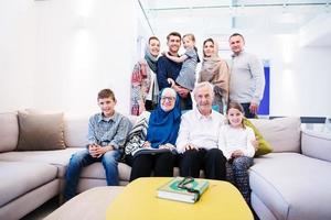 Porträt einer glücklichen modernen muslimischen Familie foto