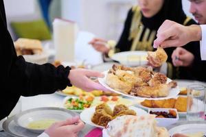 muslimische familie mit einem ramadan-fest foto