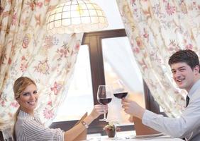 junges Paar beim Abendessen in einem Restaurant foto