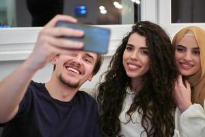 junge glückliche, muslime, die selfie im haus machen foto