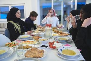 muslimische familie, die während des ramadan iftar zusammen hat foto