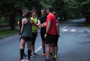 Läufer geben sich gegenseitig High Five foto