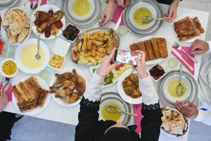 Draufsicht der muslimischen Familie mit Iftar während des heiligen Monats Ramadan foto