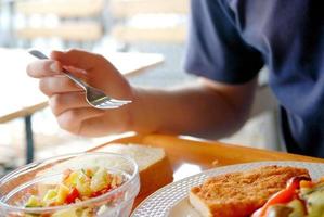 Mann isst gesundes Essen in einem Restaurant foto