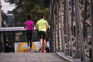 multiethnisches paar, das in der stadt joggt foto