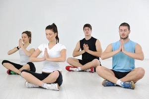 Jugendgruppe im Fitnessclub foto