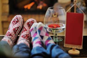 junges romantisches paar, das zu hause vor dem kamin sitzt und sich entspannt foto