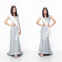 voller Länge des Miss-Schönheitswettbewerb-Wettbewerbs tragen blaugraues Pailletten-Abendkleid mit Diamantkrone foto