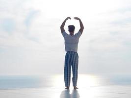 junger Mann, der Yoga praktiziert foto