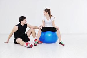 glückliches junges Paar Fitnesstraining und Spaß foto