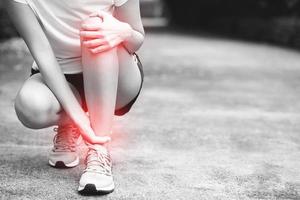 Läufer berühren schmerzhaft verdreht oder gebrochen. Trainingsunfall eines Athleten. sport laufen verstauchung verstauchung verursachen verletzung knie. und Schmerzen mit Beinknochen. foto