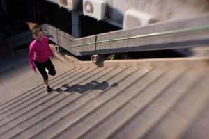 Frau joggt auf Stufen foto