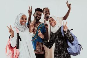 gruppe glücklicher afrikanischer studenten, die gespräche führen und teamtreffen, die gemeinsam an hausaufgaben arbeiten mädchen, die traditionelle sudanesische muslimische hijab-mode tragen foto