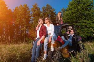 Gruppe junger Leute, die ein Offroad-Buggy-Auto fahren foto