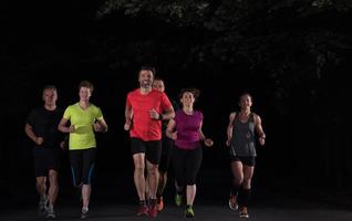 Läuferteam beim Nachttraining foto