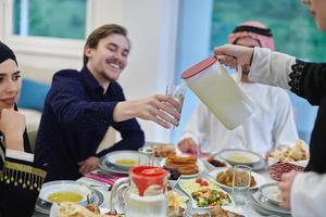 muslimische familie, die während des ramadan iftar zusammen hat foto