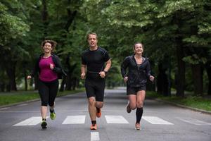 Läuferteam beim morgendlichen Training foto