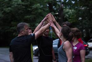 Läufer geben sich gegenseitig High Five foto