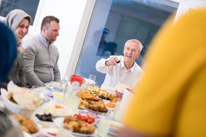 moderne multiethnische muslimische familie mit einem ramadan-fest foto