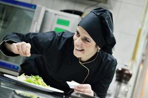 Küchenchef bereitet Mahlzeit zu foto