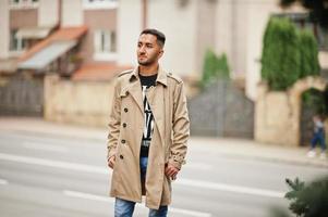 stilvoller kuwaitischer Mann im Trenchcoat. foto