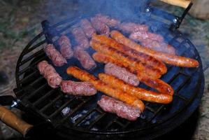 Würstchen auf dem Grill foto