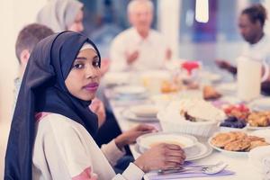 schwarze moderne muslimische frau, die iftar-abendessen mit der familie genießt foto