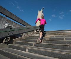 Frau joggt auf Stufen foto