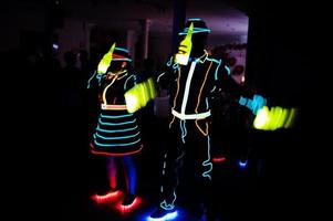 Professioneller Barkeeper und LED-Lichtshow. Silhouette eines modernen Barkeepers, der in der Nachtcocktailbar ein Getränk schüttelt. foto