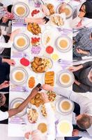 Draufsicht der modernen multiethnischen muslimischen Familie mit einem Ramadan-Fest foto