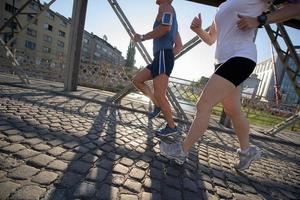 paar draußen joggen foto