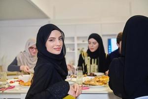 muslimische familie, die während des ramadan iftar zusammen hat. foto