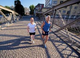 paar draußen joggen foto