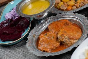 eid mubarak traditionelles ramadan iftar abendessen. Verschiedene leckere Speisen in authentischen rustikalen Gerichten auf Holztischhintergrund. foto