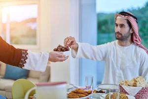 muslimisches Paar teilt Daten für den Start von Iftar foto