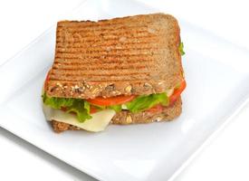 Sandwich auf einer weißen Fläche foto