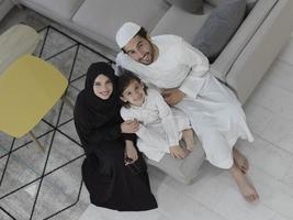 Draufsicht der jungen arabischen muslimischen Familie in traditioneller Kleidung foto