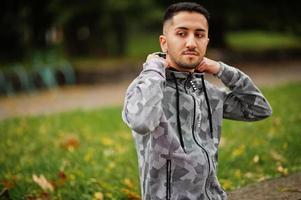 Student kuwaitischer Mann trägt Hoodie. foto