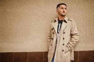 stilvoller kuwaitischer Mann im Trenchcoat. foto