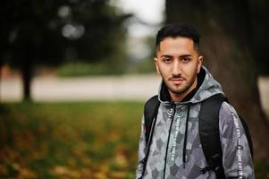 Student kuwaitischer Mann trägt Hoodie mit Rucksack. foto