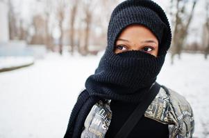 afrikanische muslimische Frau in schwarzer Hijab-Schal-Pose am Wintertag in Europa. foto