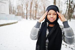 afrikanische frauen tragen in schwarzer schalpose am wintertag in europa. foto