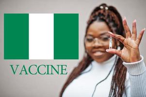 Afrikanische Frau zeigt Impfstoff für die Bundesrepublik Nigeria. impfung des konzepts der afrikanischen länder. foto