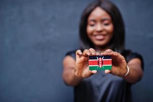 afrikanische frau hält kleine kenia-flagge in den händen. foto