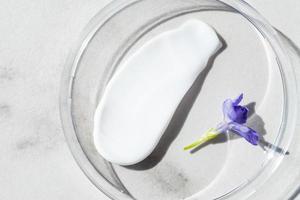 hautpflegekosmetikcreme oder lotionsmusterabstrich auf marmorhintergrund. Weißes cremiges Hygiene-Schönheitsprodukt aus nächster Nähe. flach liegend, kopierraum