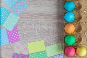 Osterei-Sterbeprozess. gefärbte Eier, Ansicht von oben. urlaubshintergrund mit kopierraum foto