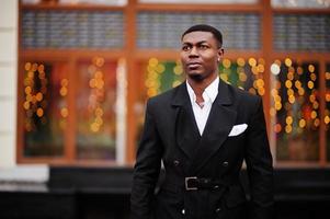Porträt eines jungen und gutaussehenden afroamerikanischen Geschäftsmannes im Anzug. foto