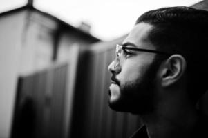 Nahaufnahme des Porträts des Unternehmers aus dem Nahen Osten mit Brille. foto