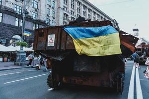 kiew, ukraine, 23. august 2022. parade zerstörter militärischer ausrüstung der russischen truppen auf dem khreshchatyk foto